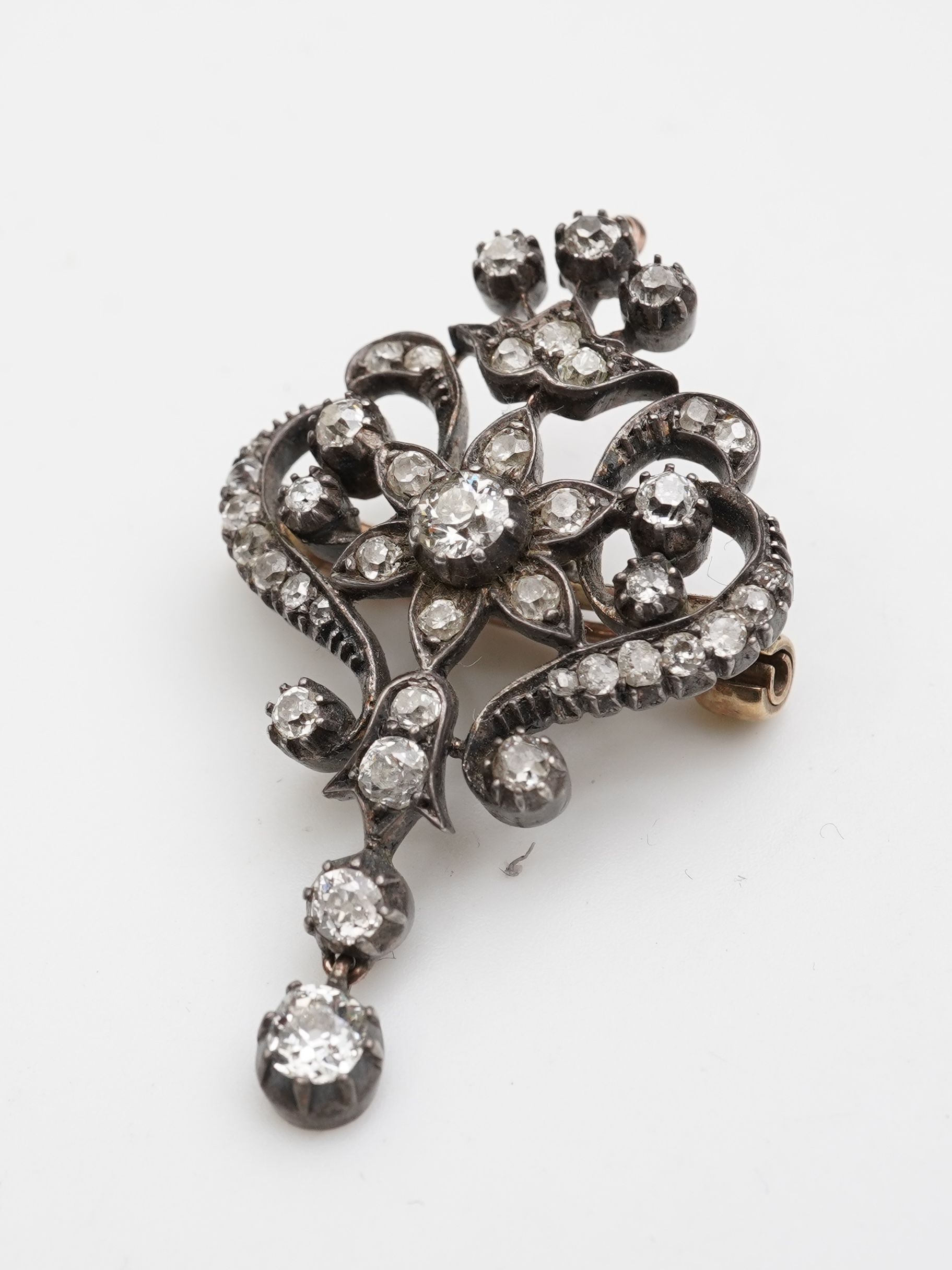A late Victorian diamond brooch/pendant, circa 1900